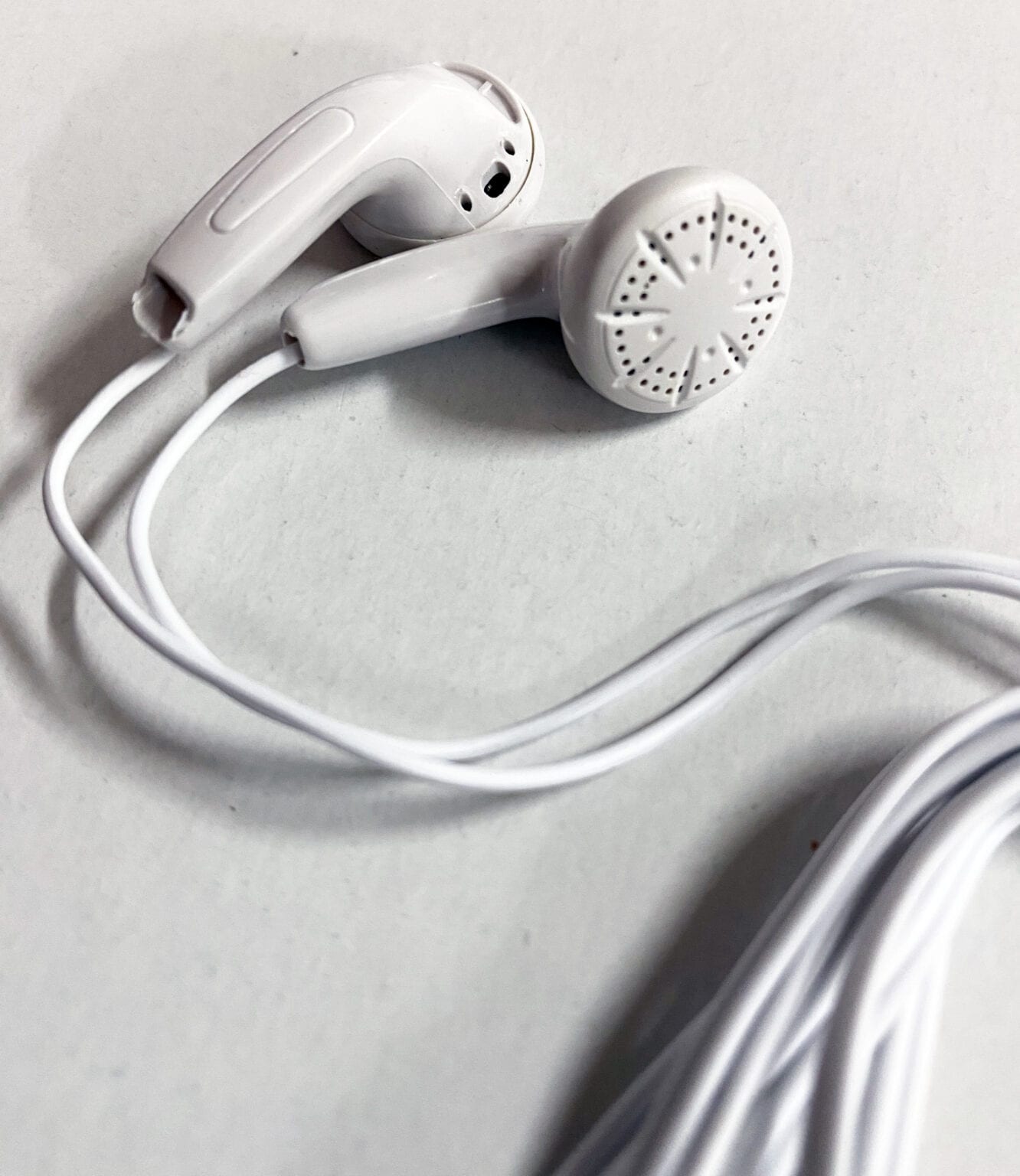 Bulk White Stereo Earbuds w/ 3.5mm Plug Individually Wrapped / Sealed